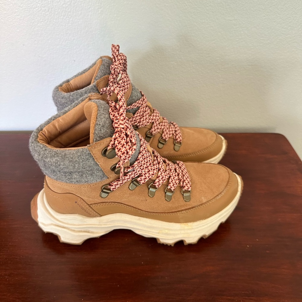 Sorel kinetic ankle boots 7.5 - like new